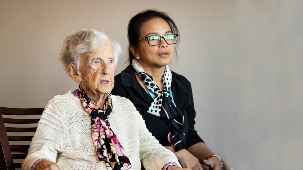 An older woman chattring with a counsellor